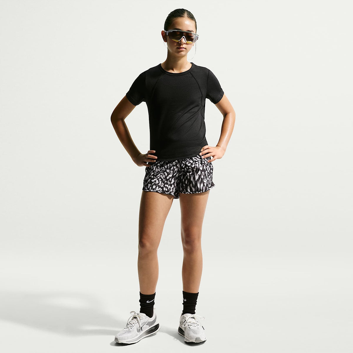 Playera de manga corta Dri-FIT para niña talla grande Nike Tempo – Negro/Blanco – vista 4