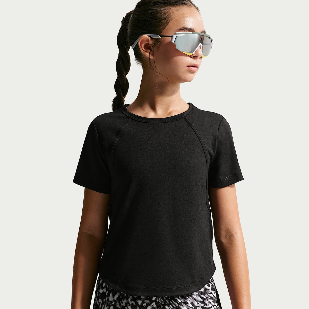 Playera de manga corta Dri-FIT para niña talla grande Nike Tempo – Negro/Blanco – vista 1