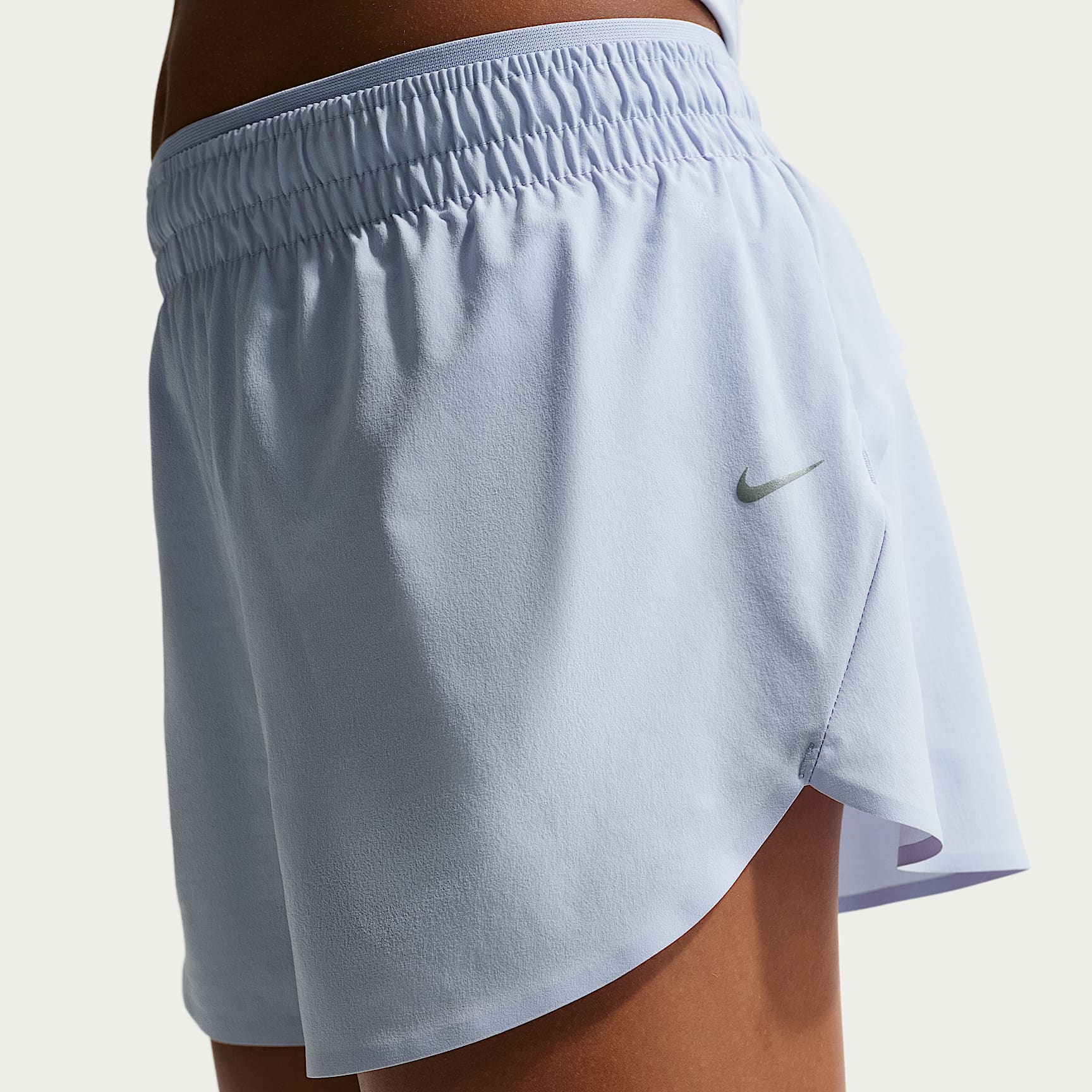 Shorts de correr Repel Dri-FIT de tiro medio de 18 cm para niña Nike MAVN – Fantasma/Fantasma – vista 2