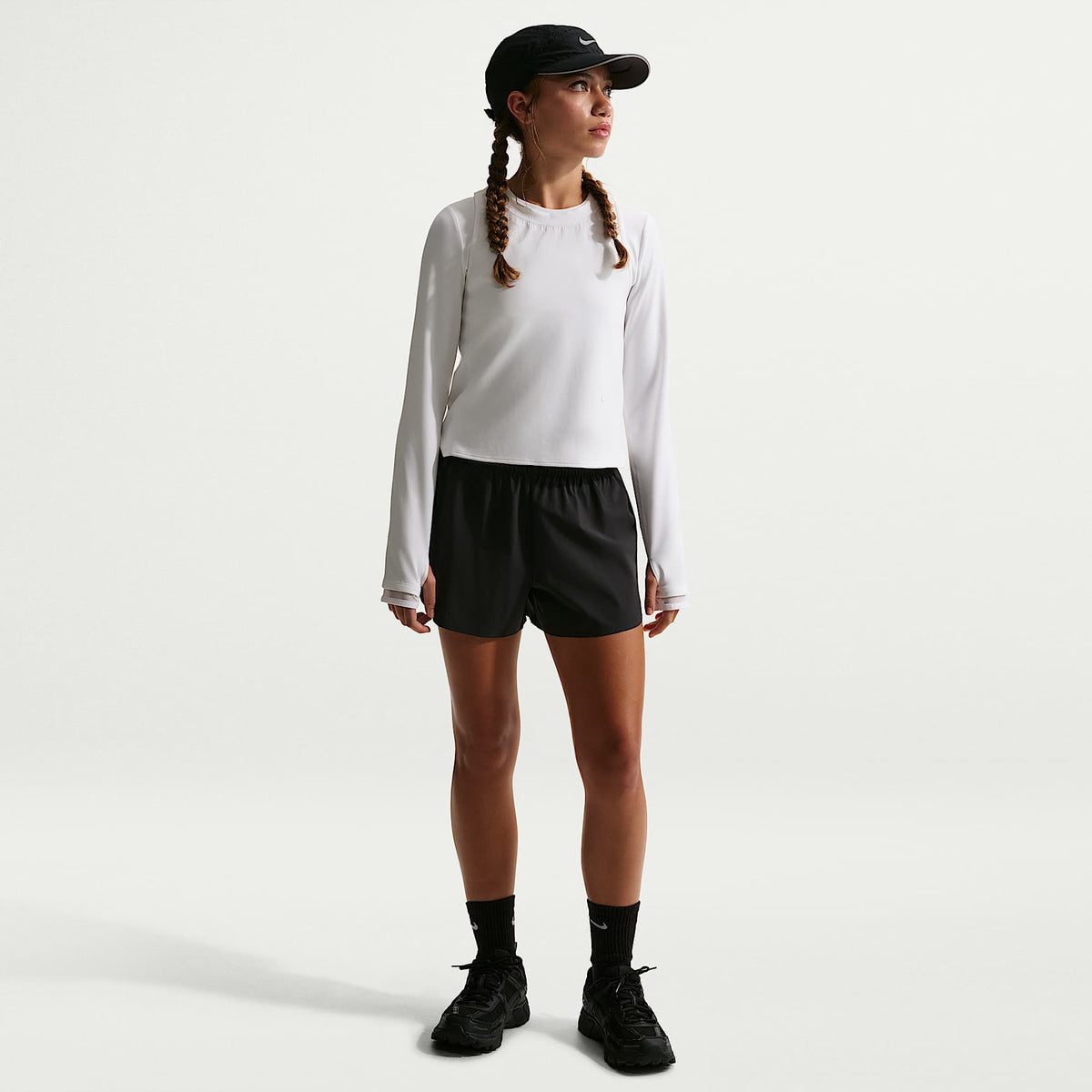 Shorts de correr Repel Dri-FIT de tiro medio de 18 cm para niña Nike MAVN – Negro/Negro/Negro – vista 1