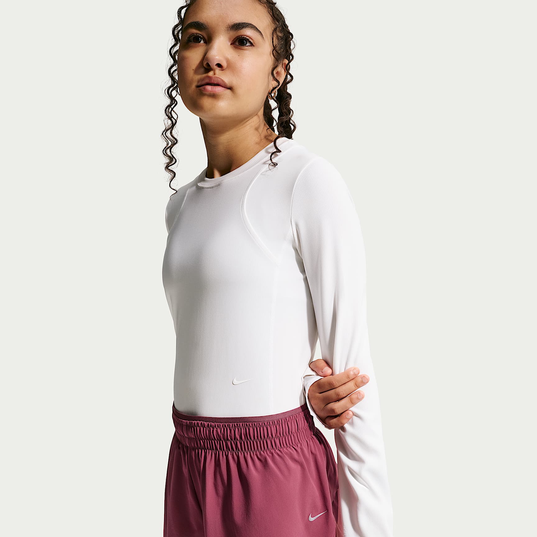 Shorts de correr Repel Dri-FIT de tiro medio de 18 cm para niña Nike MAVN – Rosa humo – vista 2