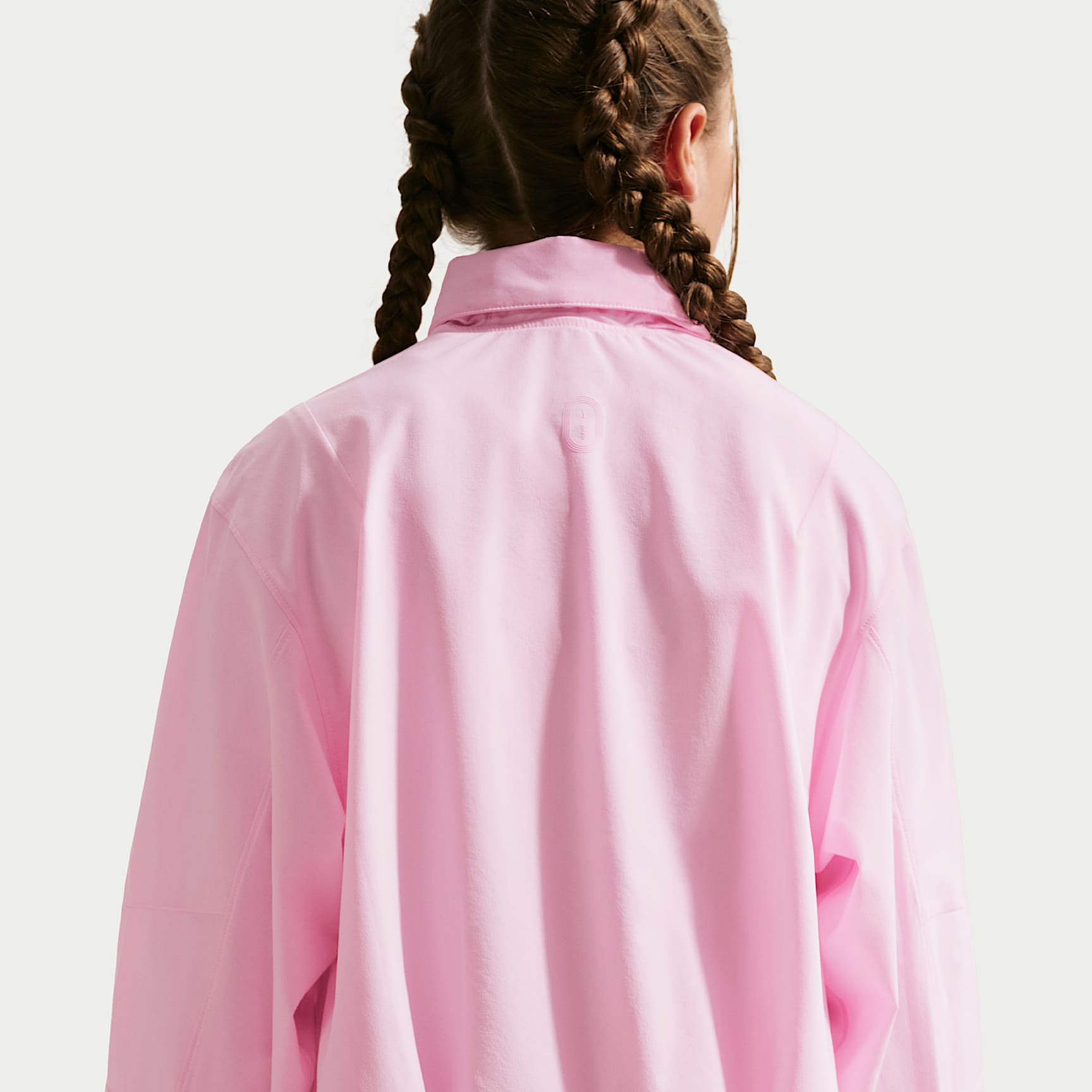 Chamarra de tejido Woven repelente al agua con protección contra los rayos UV para niña Nike MAVN – Espuma rosa/Negro/Espuma rosa – vista 2