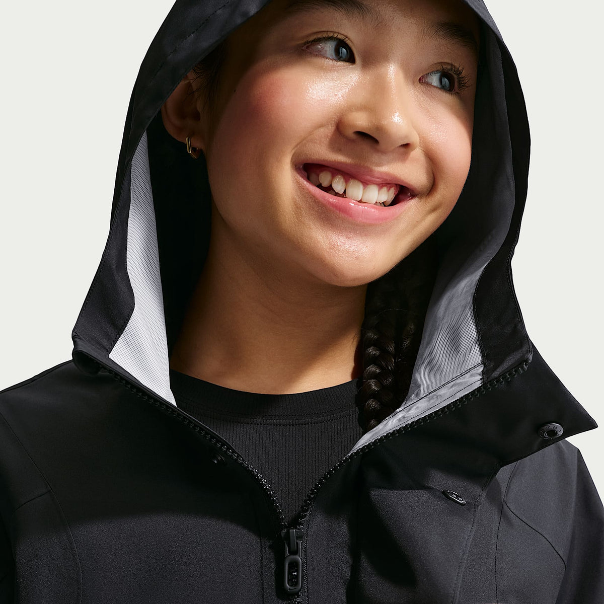 Chamarra para la lluvia Storm-FIT ADV para niña Nike MAVN – Negro/Negro – vista 3