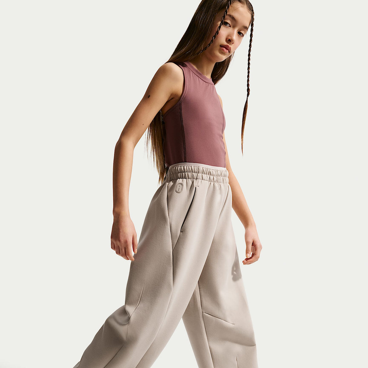 Pants de tejido Knit de tiro alto Therma-FIT para niña Nike Mavn – Crema II/Negro/Crema II – vista 4