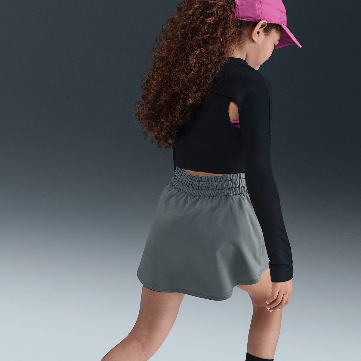 Skort Dri-FIT de tiro alto para niña talla grande Nike One – Gris humo/Blanco – vista 3