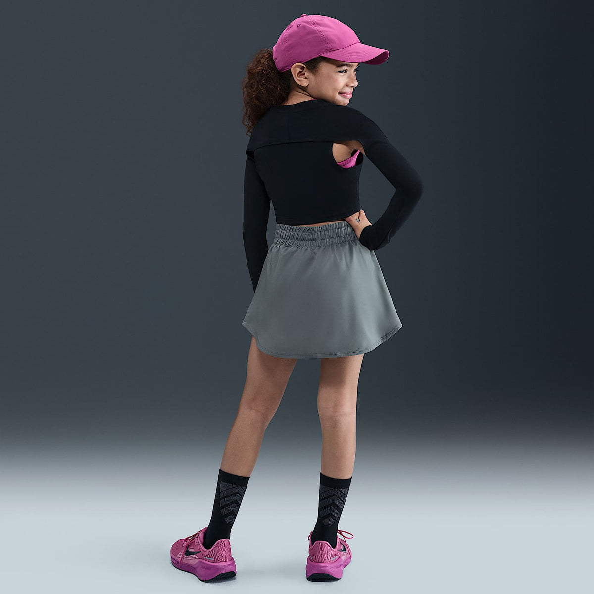 Skort Dri-FIT de tiro alto para niña talla grande Nike One – Gris humo/Blanco – vista 4