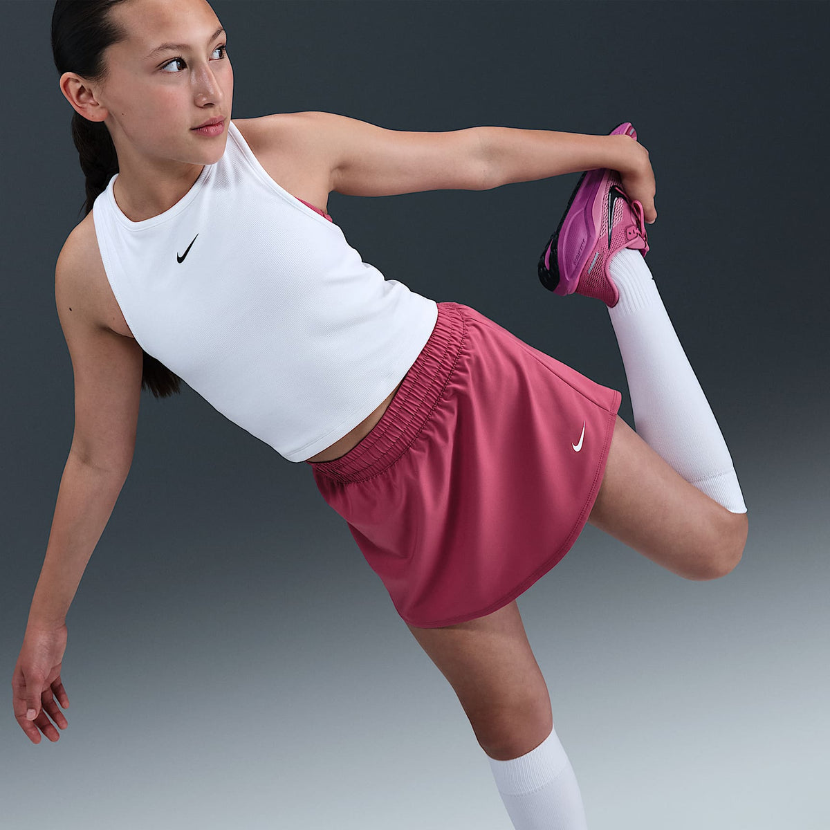 Skort Dri-FIT de tiro alto para niña talla grande Nike One – Remolacha dulce/Blanco – vista 5