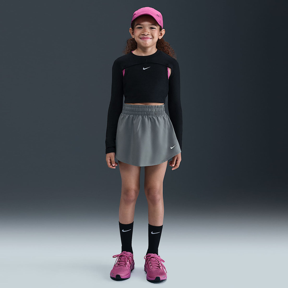Skort Dri-FIT de tiro alto para niña talla grande Nike One – Gris humo/Blanco – vista 1