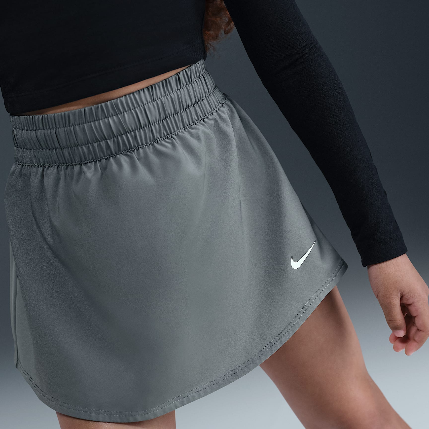 Skort Dri-FIT de tiro alto para niña talla grande Nike One – Gris humo/Blanco – vista 2