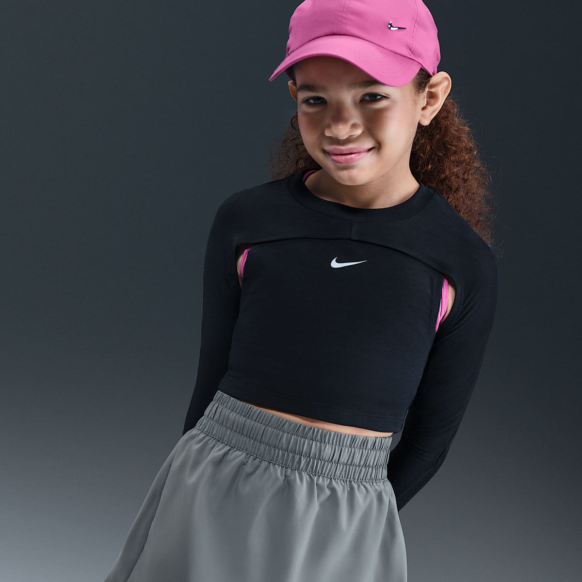 Skort Dri-FIT de tiro alto para niña talla grande Nike One – Gris humo/Blanco – vista 5