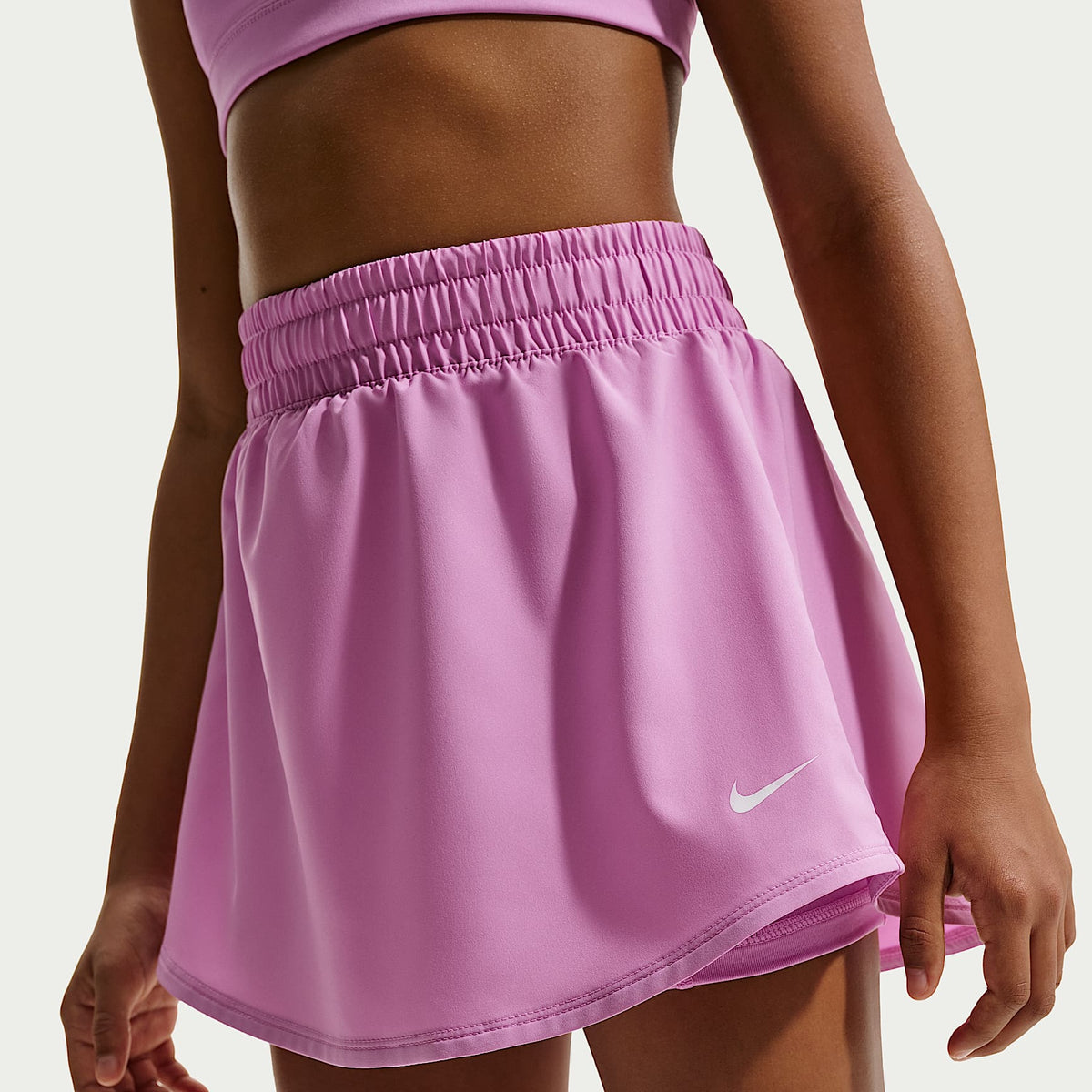 Skort Dri-FIT de tiro alto para niña talla grande Nike One – Magenta claro/Blanco – vista 2