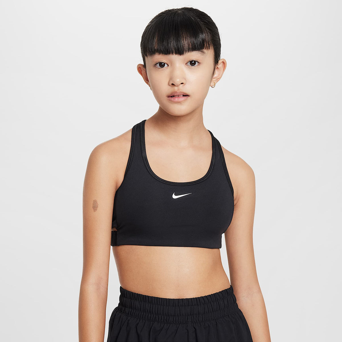 Bra deportivo para niña talla grande Nike Swoosh EasyOn – Negro/Blanco – vista 1