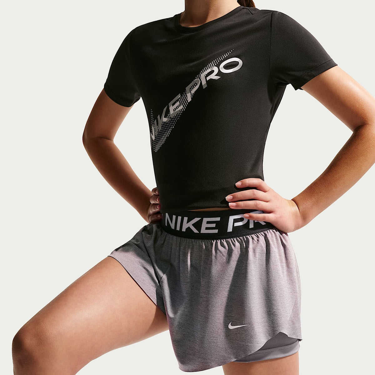Shorts Dri-FIT 2 en 1 para niña talla grande Nike Pro – Carbono jaspeado/Negro/Blanco – vista 4