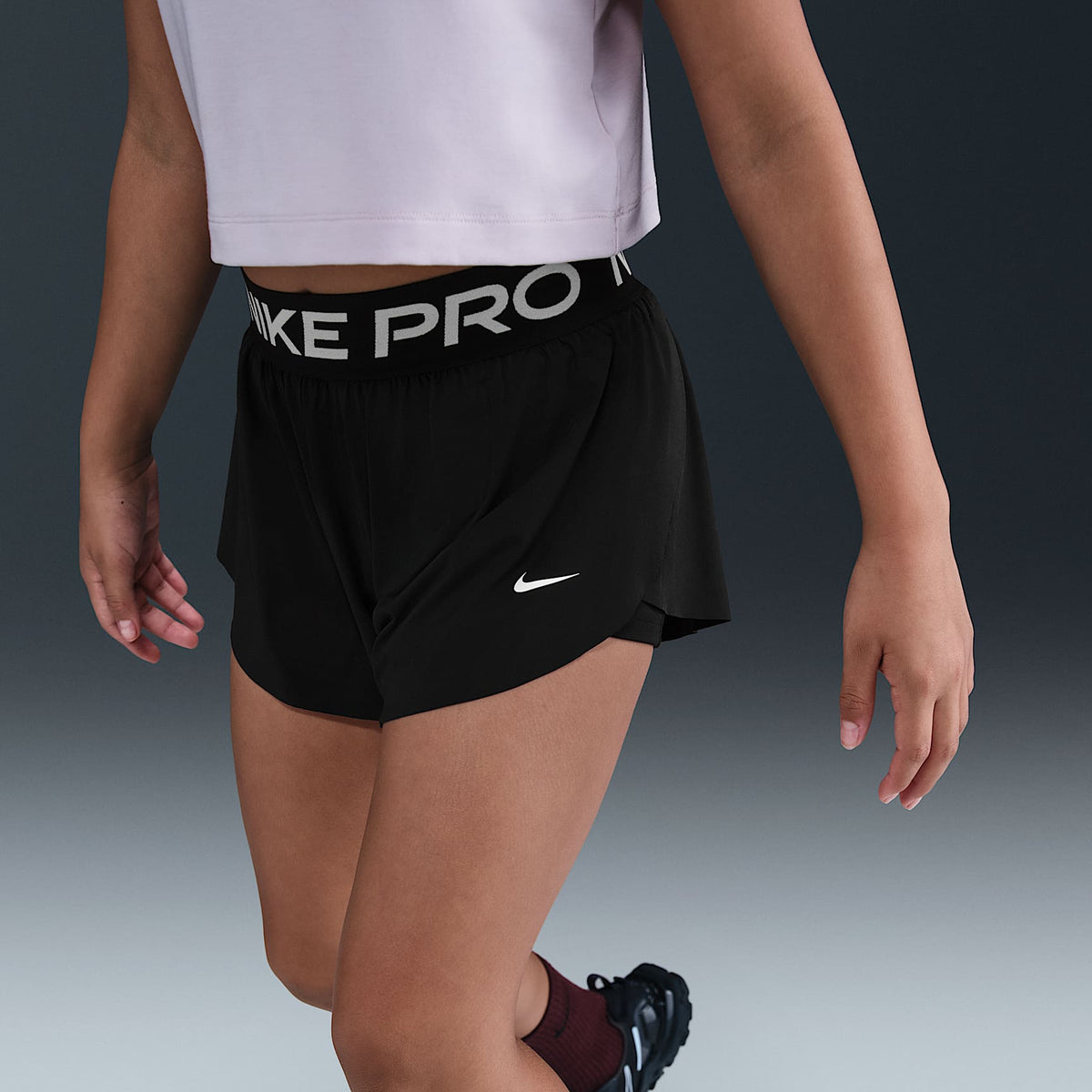 Shorts Dri-FIT 2 en 1 para niña talla grande Nike Pro – Negro/Negro/Blanco – vista 2