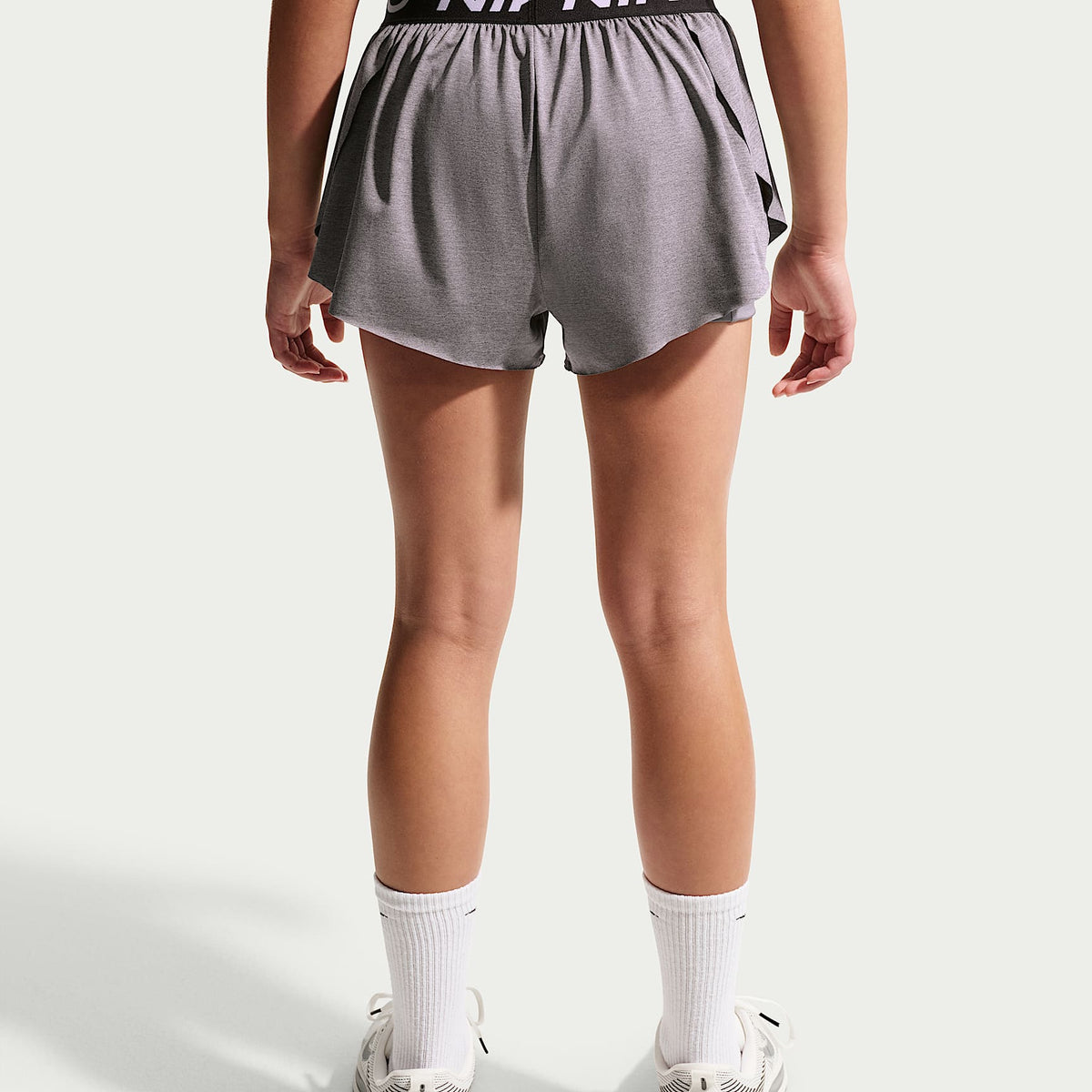 Shorts Dri-FIT 2 en 1 para niña talla grande Nike Pro – Carbono jaspeado/Negro/Blanco – vista 3