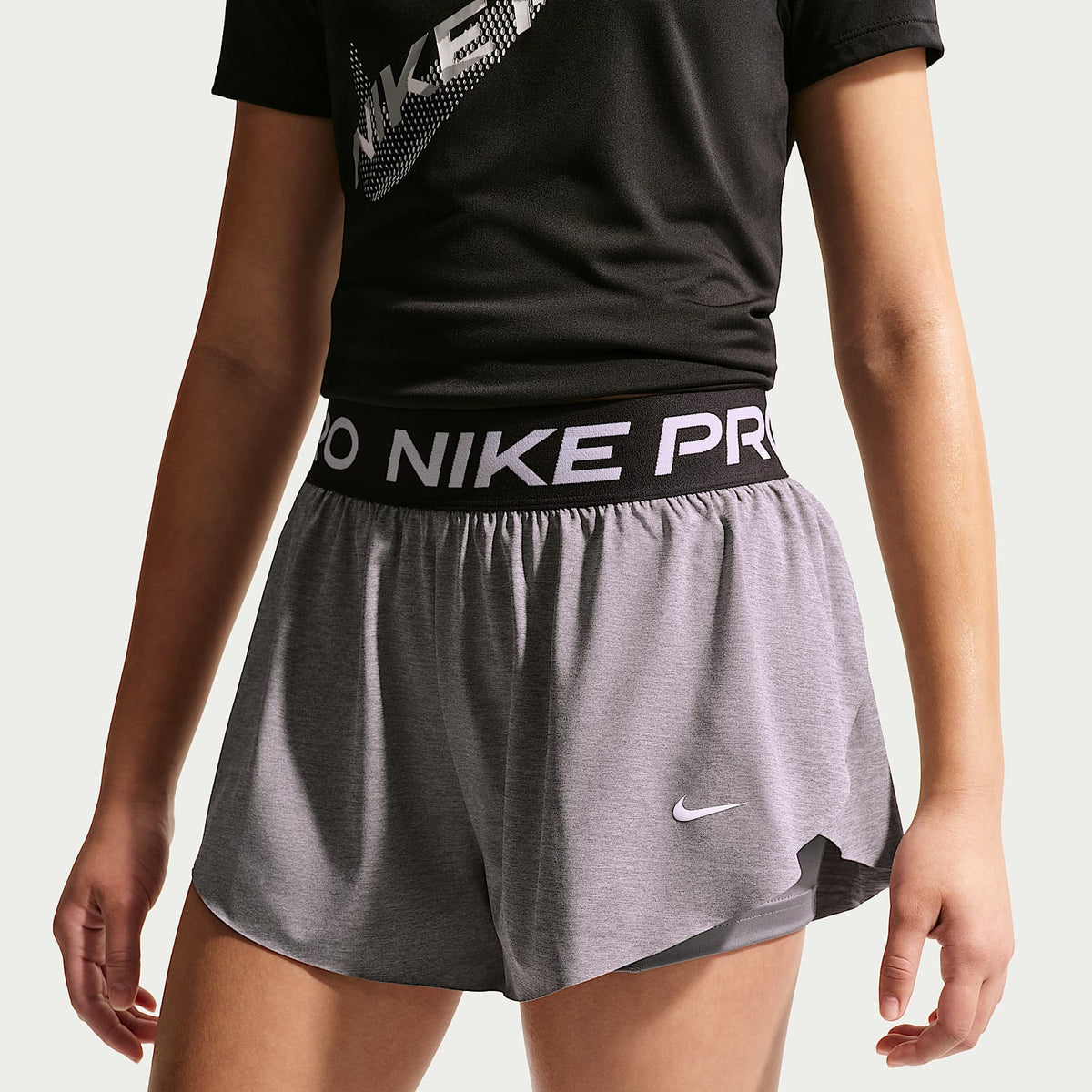 Shorts Dri-FIT 2 en 1 para niña talla grande Nike Pro – Carbono jaspeado/Negro/Blanco – vista 2