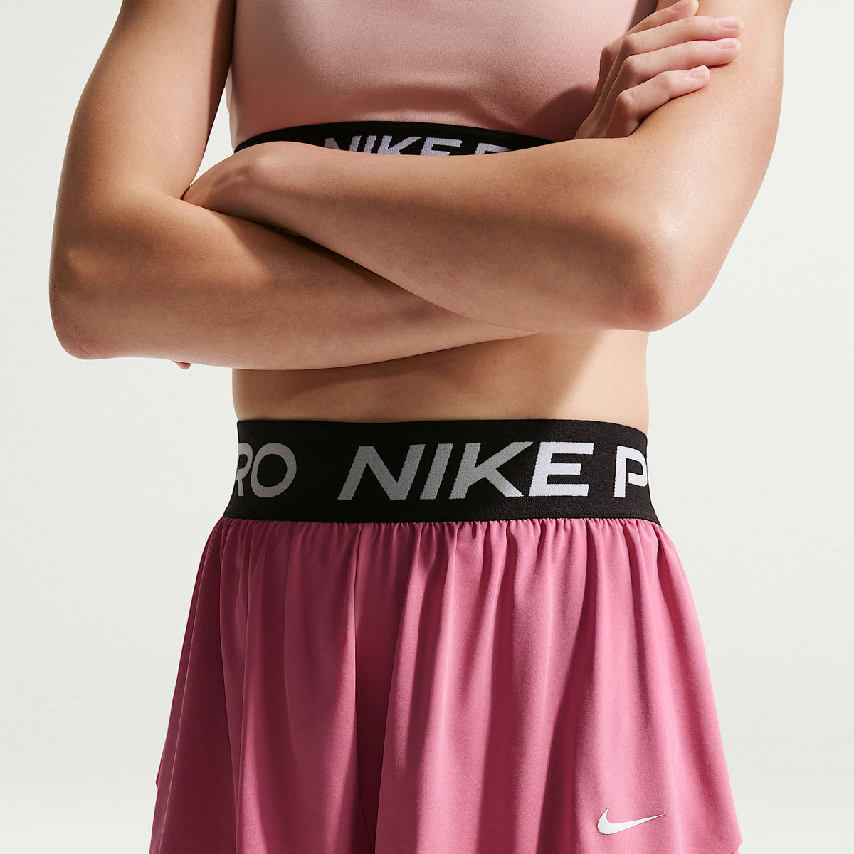 Shorts Dri-FIT 2 en 1 para niña talla grande Nike Pro – Peonía/Negro/Blanco – vista 2