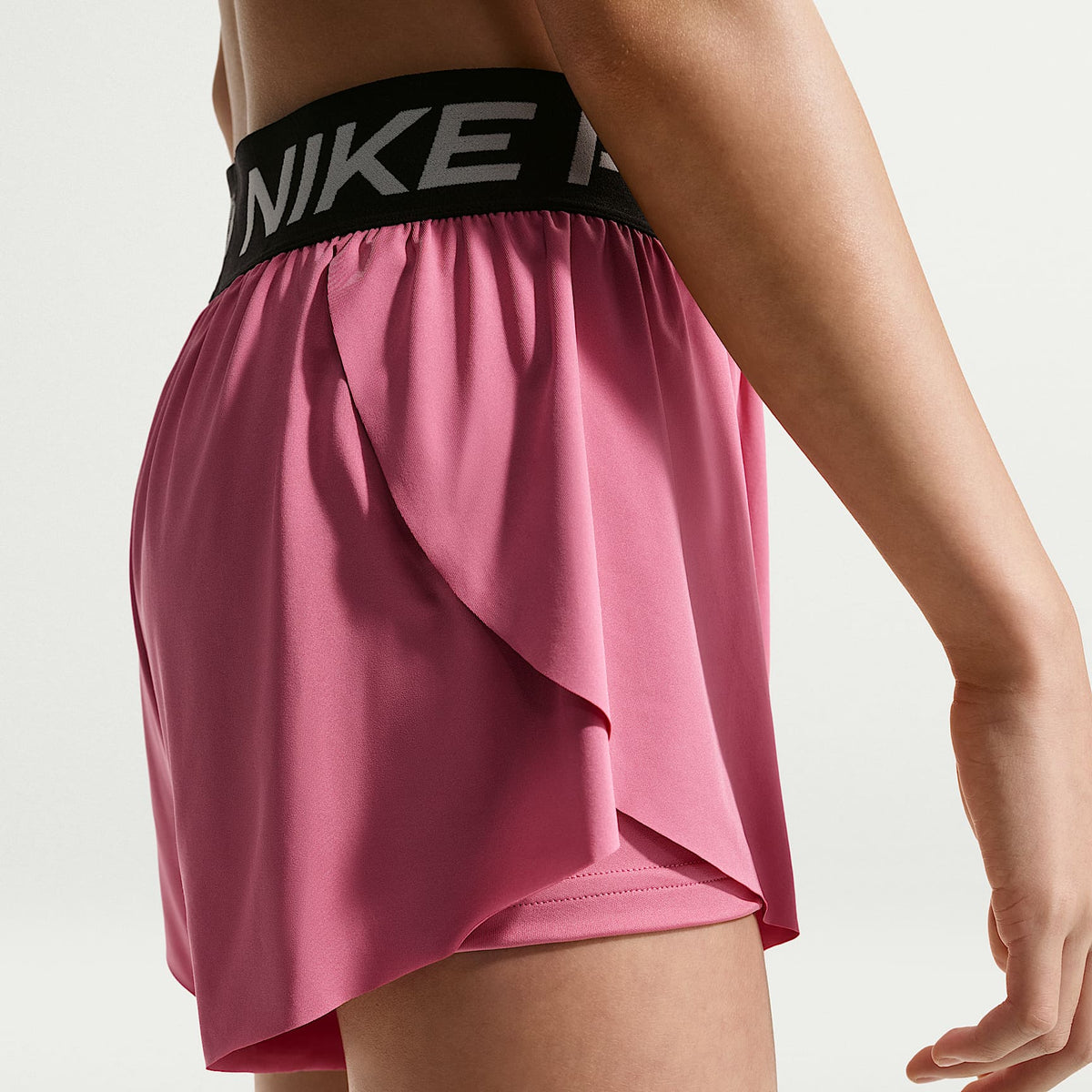 Shorts Dri-FIT 2 en 1 para niña talla grande Nike Pro – Peonía/Negro/Blanco – vista 3