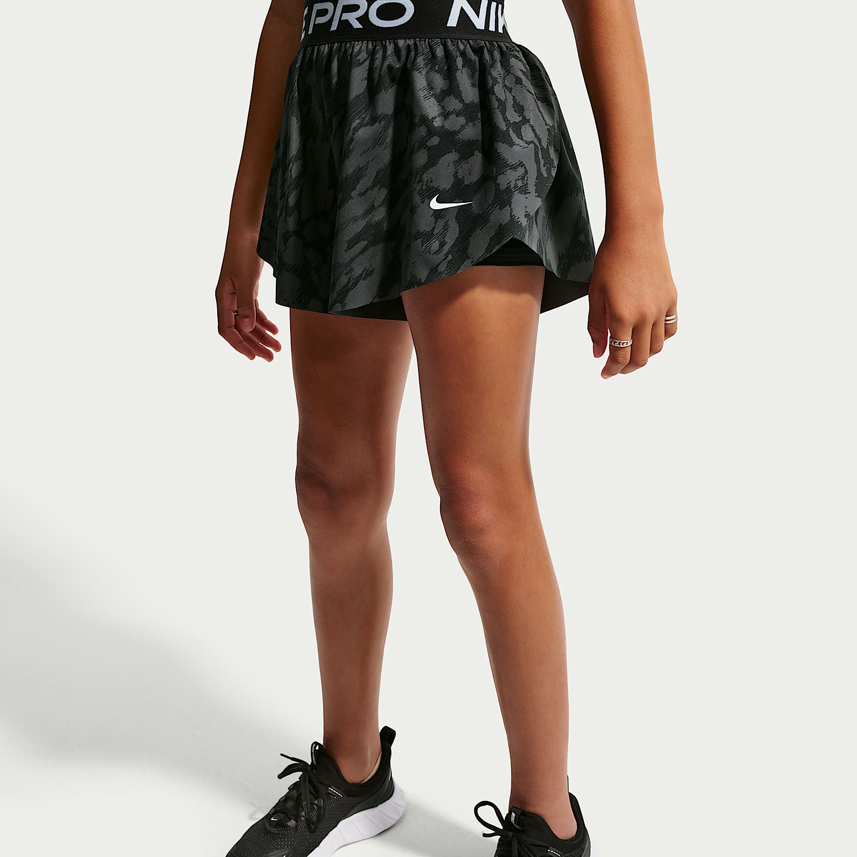Shorts 2 en 1 para niña talla grande Nike Pro – Negro/Blanco – vista 2