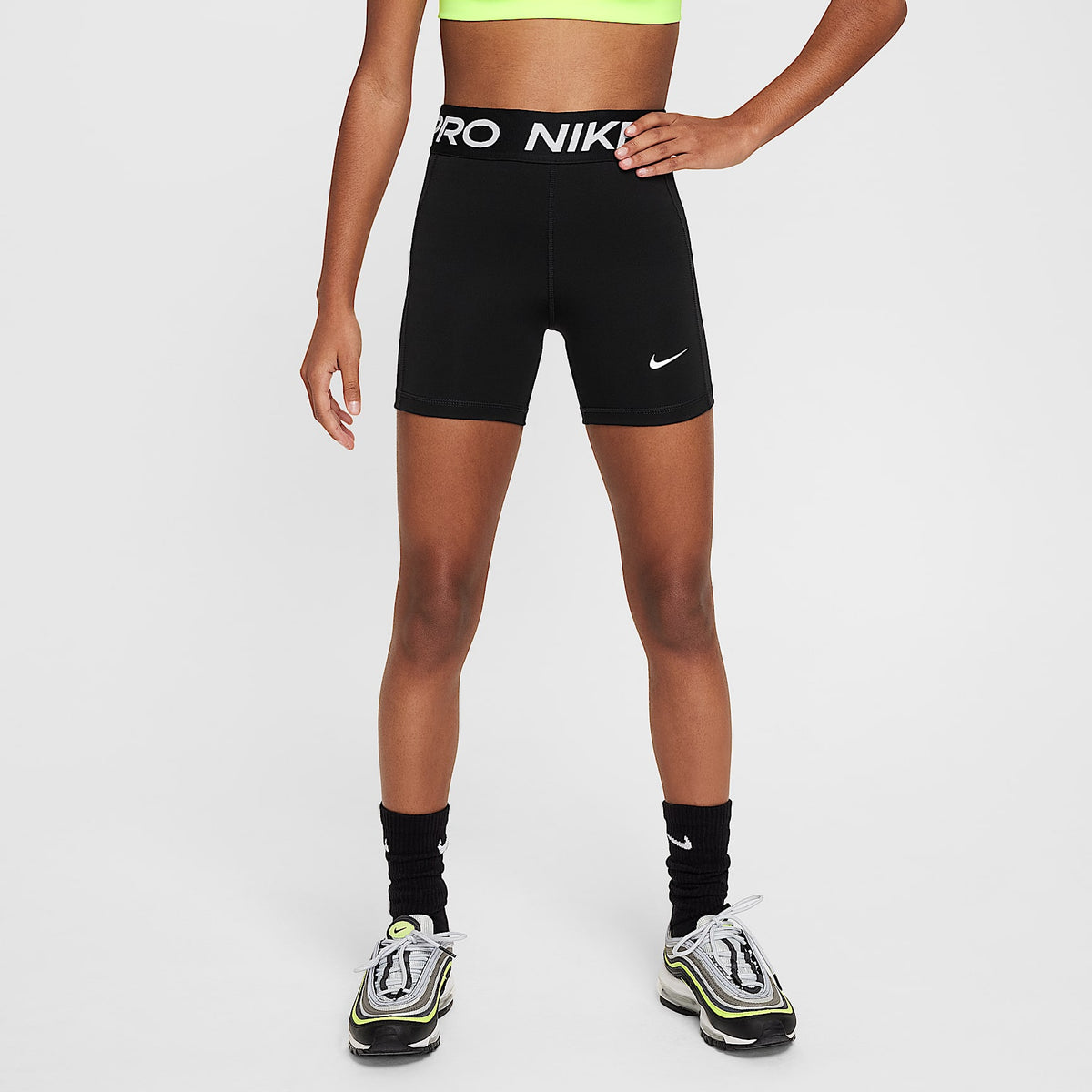 Shorts Dri-FIT para niña Nike Pro Leak Protection: Period – Negro/Blanco – vista 1