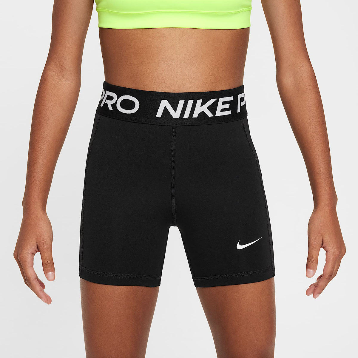 Shorts Dri-FIT para niña Nike Pro Leak Protection: Period – Negro/Blanco – vista 2