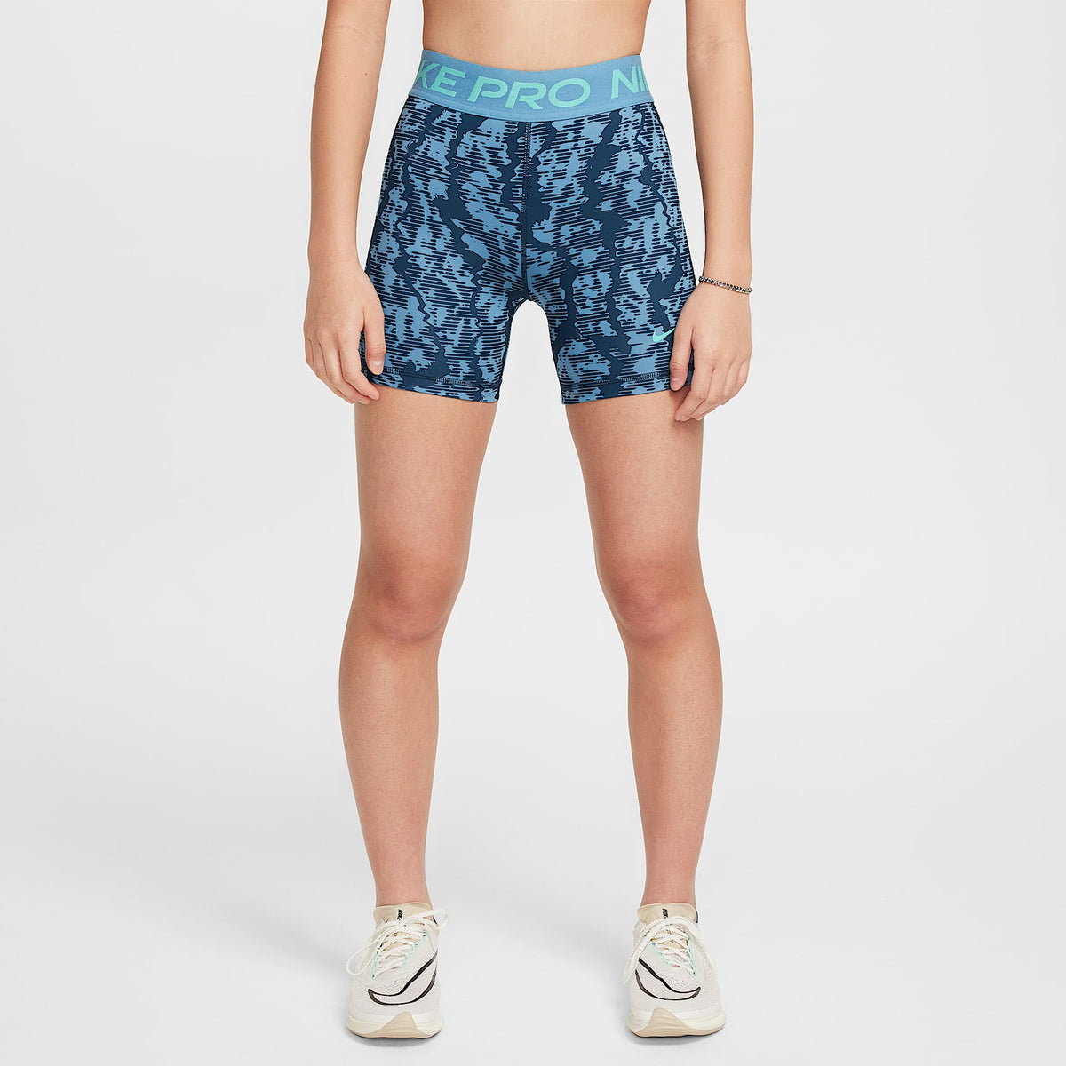 Shorts Dri-FIT de 8 cm para niña Nike Pro – Azul marino militar/Tormenta del Egeo/Escarcha verde – vista 1