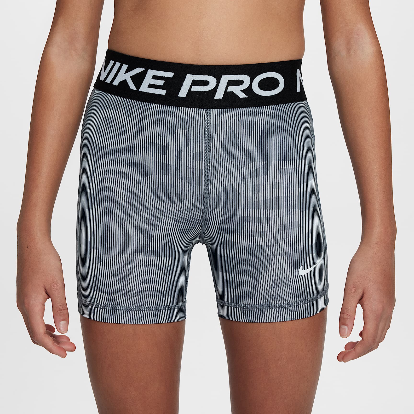 Shorts de 8 cm Dri-FIT para niña talla grande Nike Pro – Gris humo/Negro/Blanco – vista 2