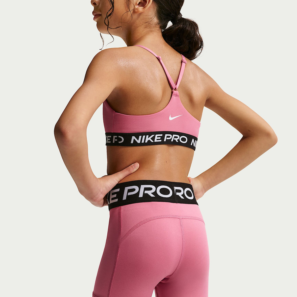 Shorts para niña Nike Pro – Peonía/Blanco – vista 3
