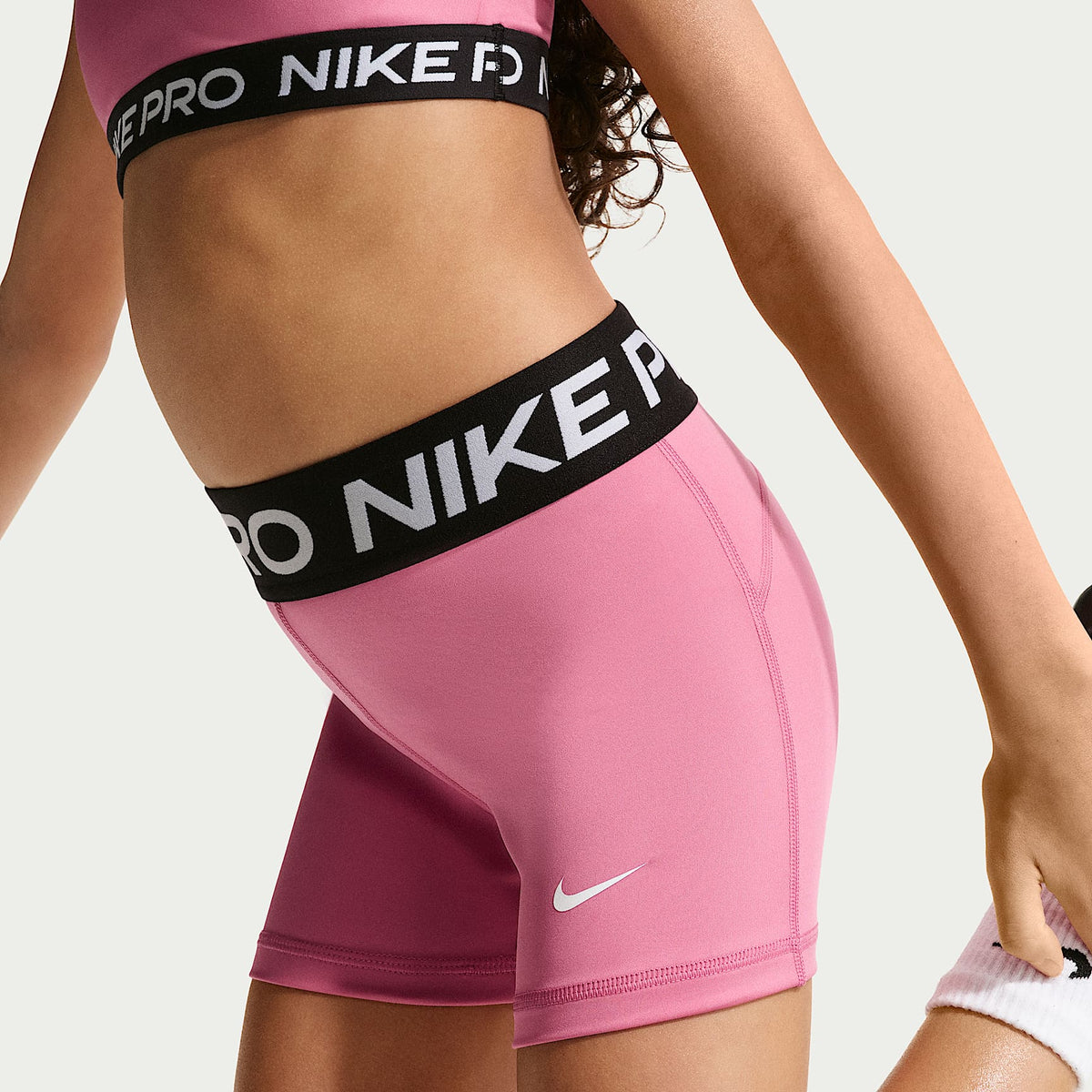 Shorts para niña Nike Pro – Peonía/Blanco – vista 4