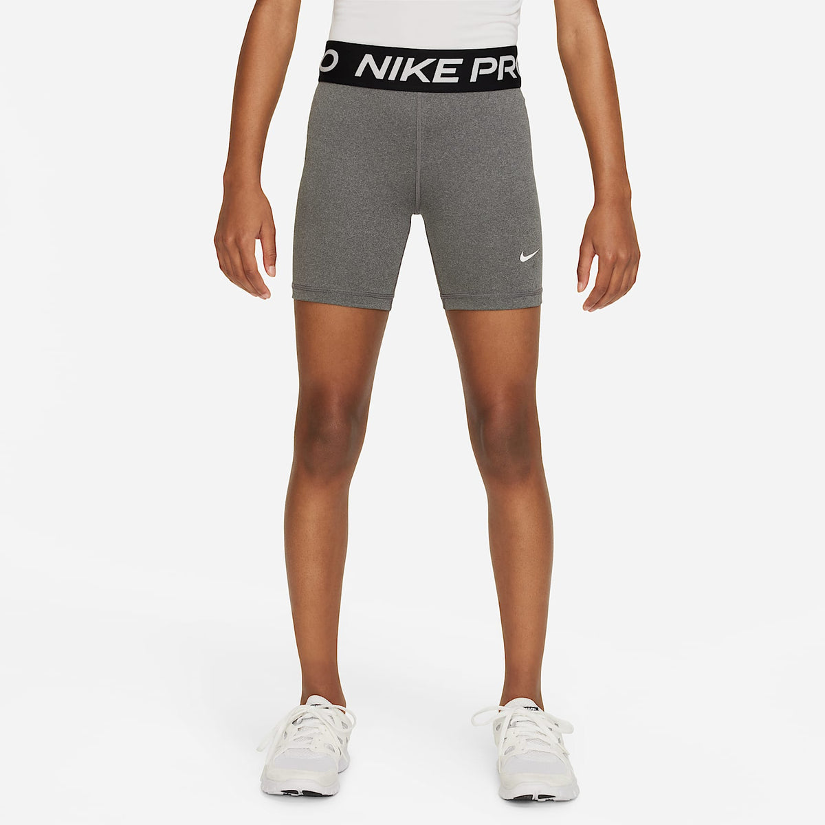 Shorts Dri-FIT de 13 cm para niña talla grande Nike Pro – Carbono jaspeado/Blanco – vista 1