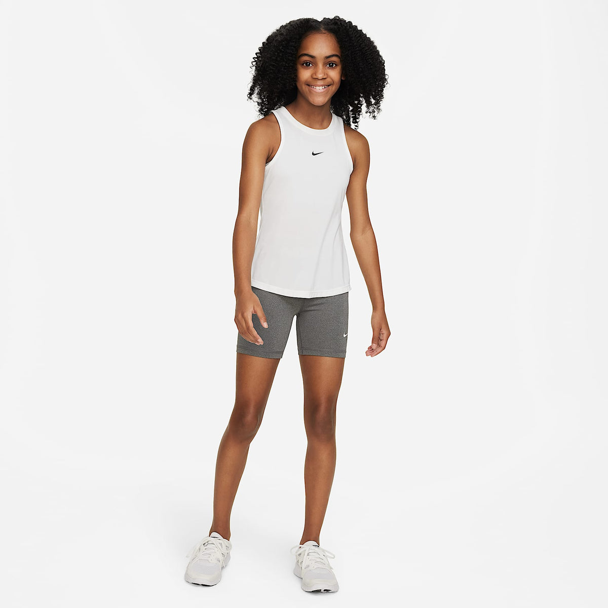 Shorts Dri-FIT de 13 cm para niña talla grande Nike Pro – Carbono jaspeado/Blanco – vista 6