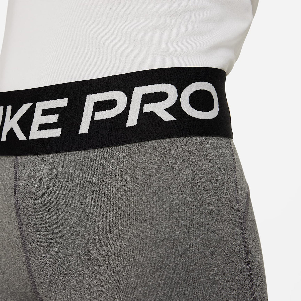 Shorts Dri-FIT de 13 cm para niña talla grande Nike Pro – Carbono jaspeado/Blanco – vista 4