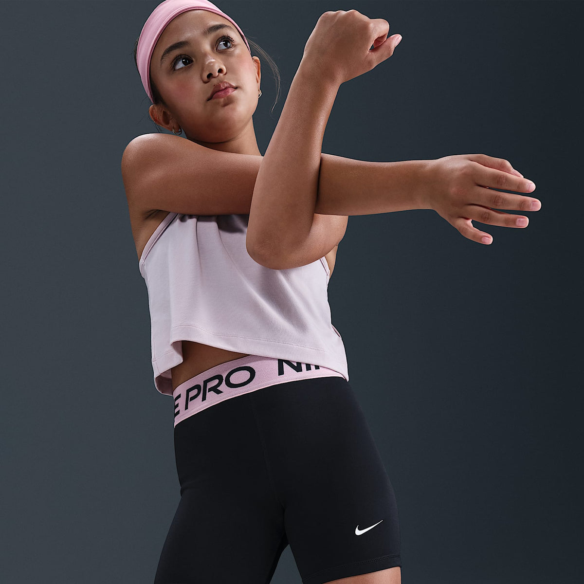 Shorts Dri-FIT de 13 cm para niña talla grande Nike Pro – Negro/Rosa suave medio/Blanco – vista 5