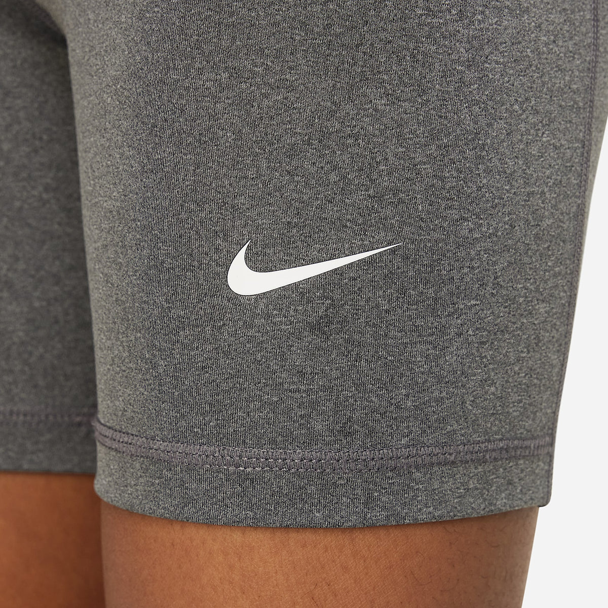 Shorts Dri-FIT de 13 cm para niña talla grande Nike Pro – Carbono jaspeado/Blanco – vista 5