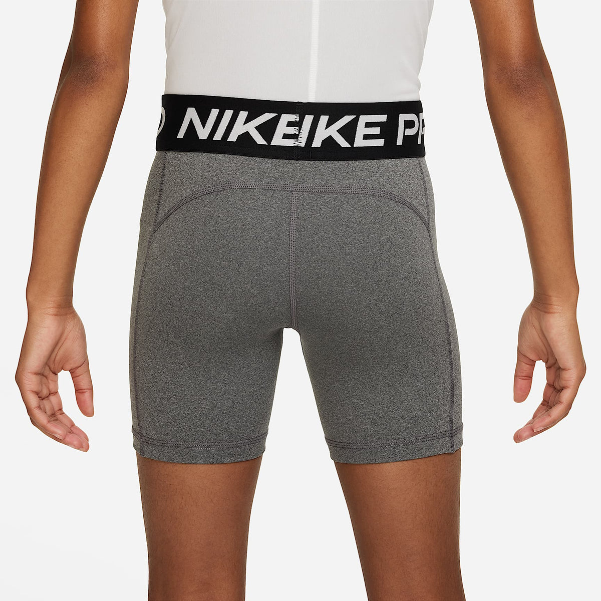 Shorts Dri-FIT de 13 cm para niña talla grande Nike Pro – Carbono jaspeado/Blanco – vista 3