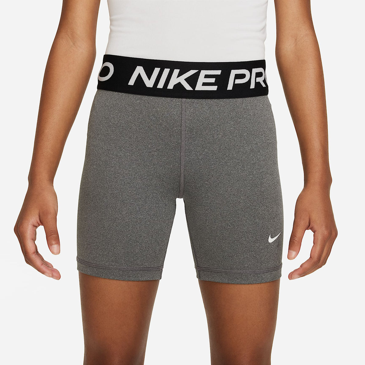 Shorts Dri-FIT de 13 cm para niña talla grande Nike Pro – Carbono jaspeado/Blanco – vista 2