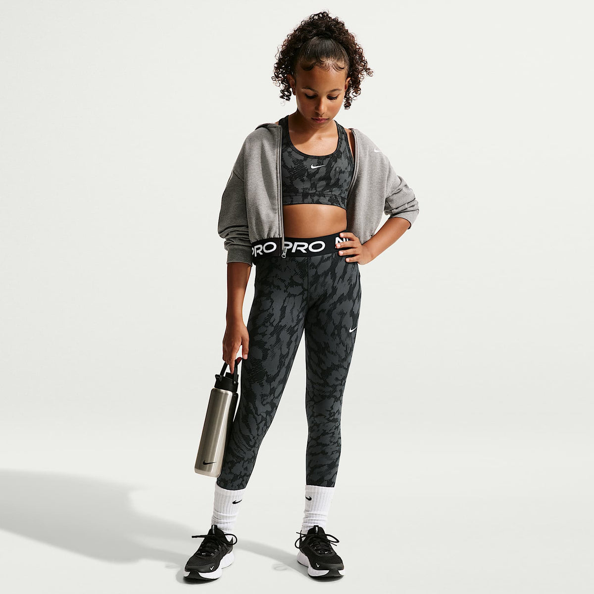 Bra deportivo Dri-FIT para niña talla grande Nike Pro – Negro/Blanco – vista 4