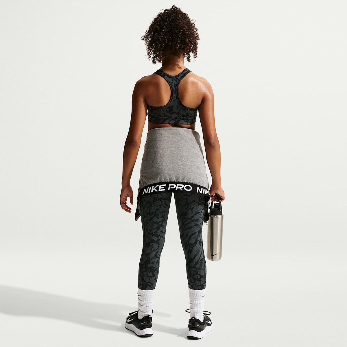 Bra deportivo Dri-FIT para niña talla grande Nike Pro – Negro/Blanco – vista 5