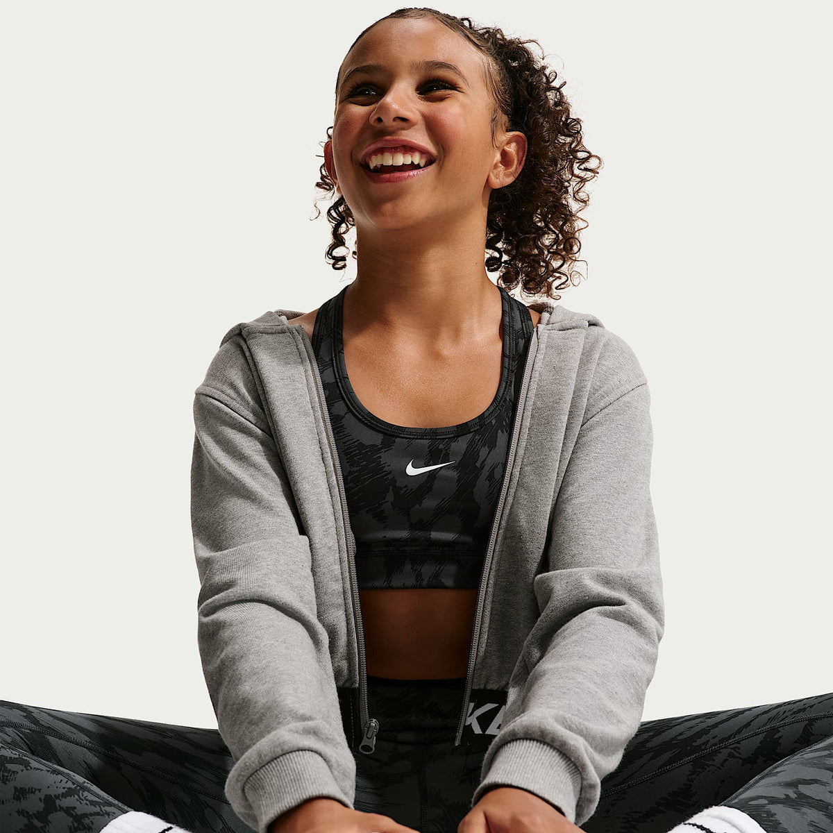 Bra deportivo Dri-FIT para niña talla grande Nike Pro – Negro/Blanco – vista 3
