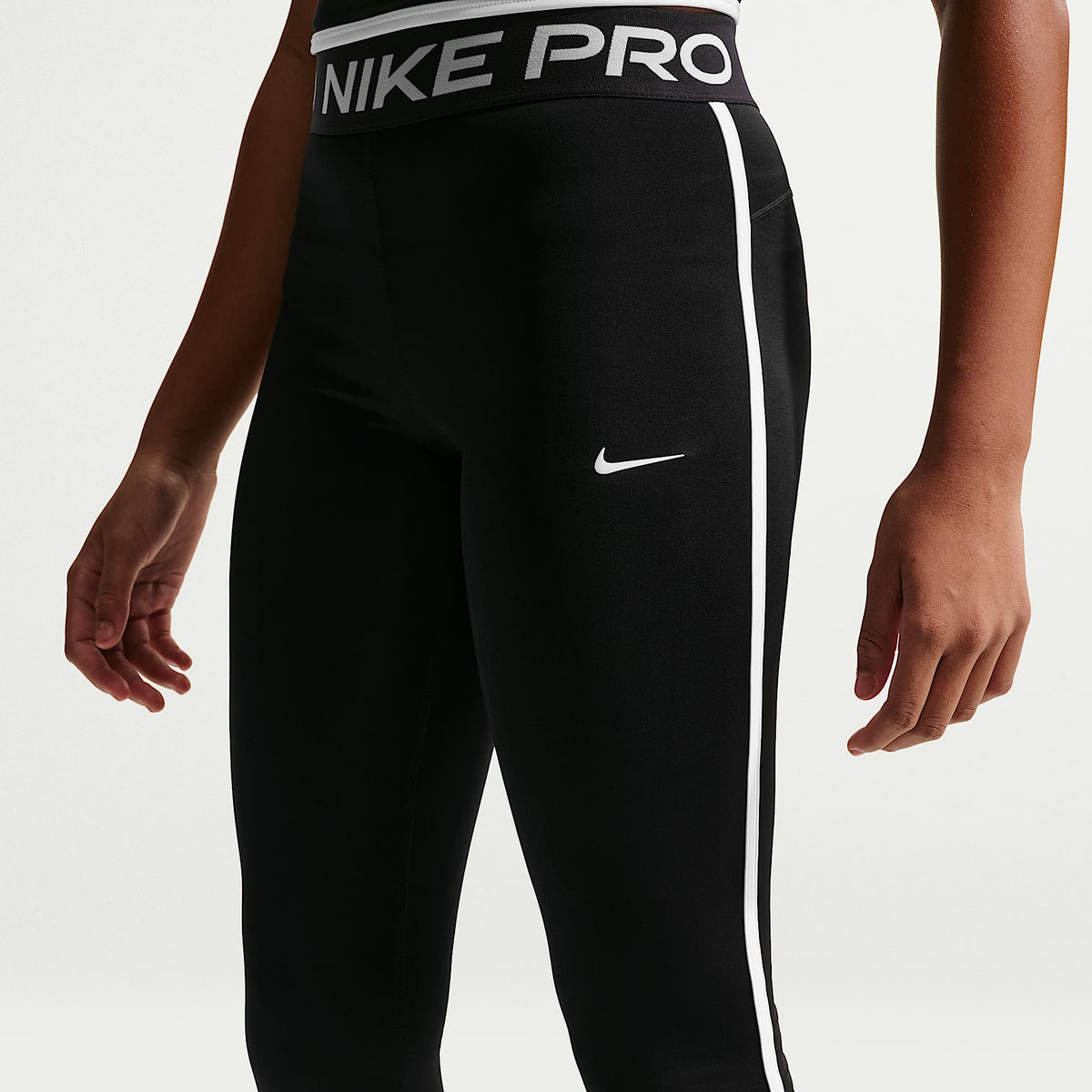 Pantalones capri de entrenamiento Dri-FIT para niñas Nike Pro – Negro/Negro/Blanco/Blanco – vista 2
