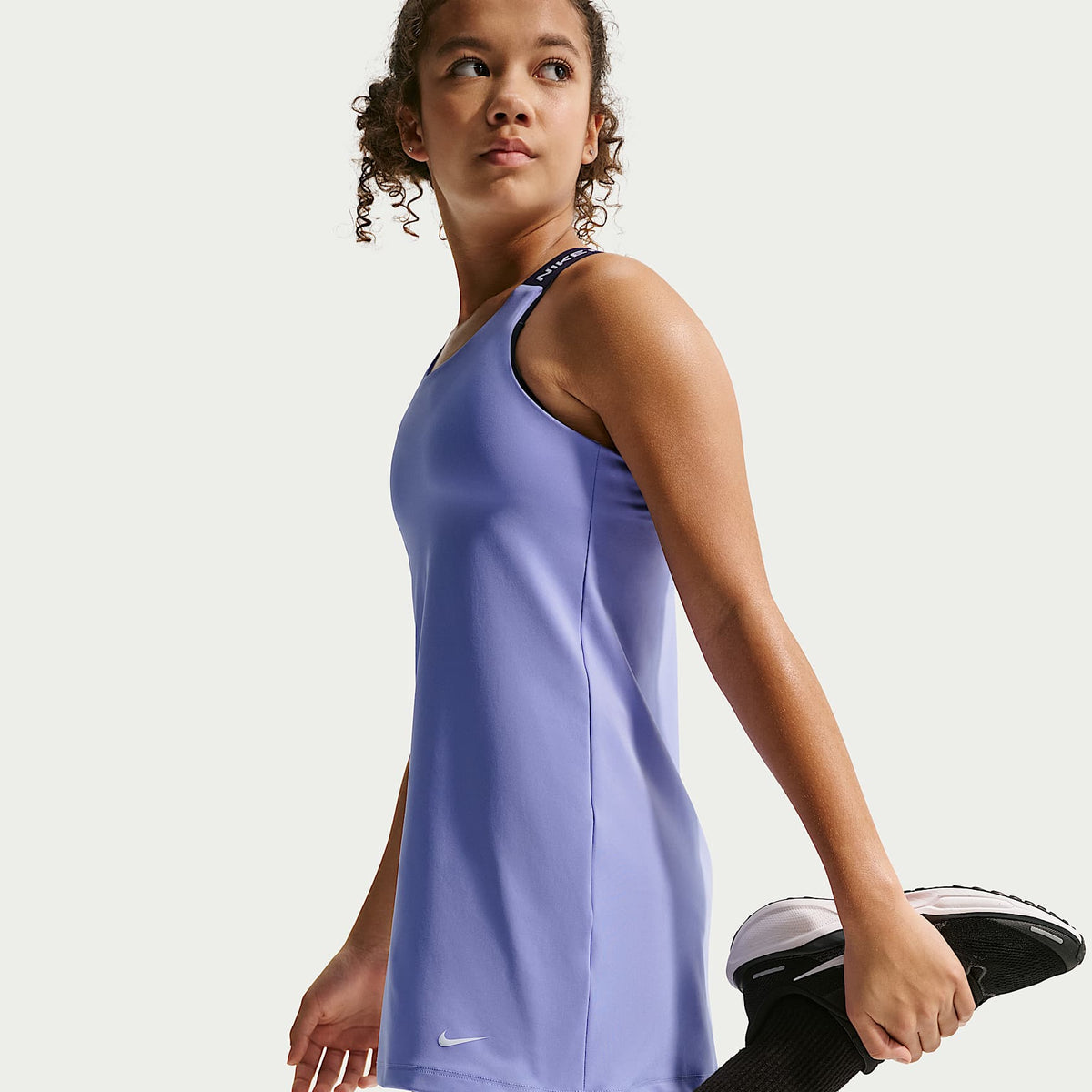 Playera de entrenamiento Dri-FIT de medio cierre para niña talla grande Nike Pro – Cardo claro/Negro/Blanco – vista 4