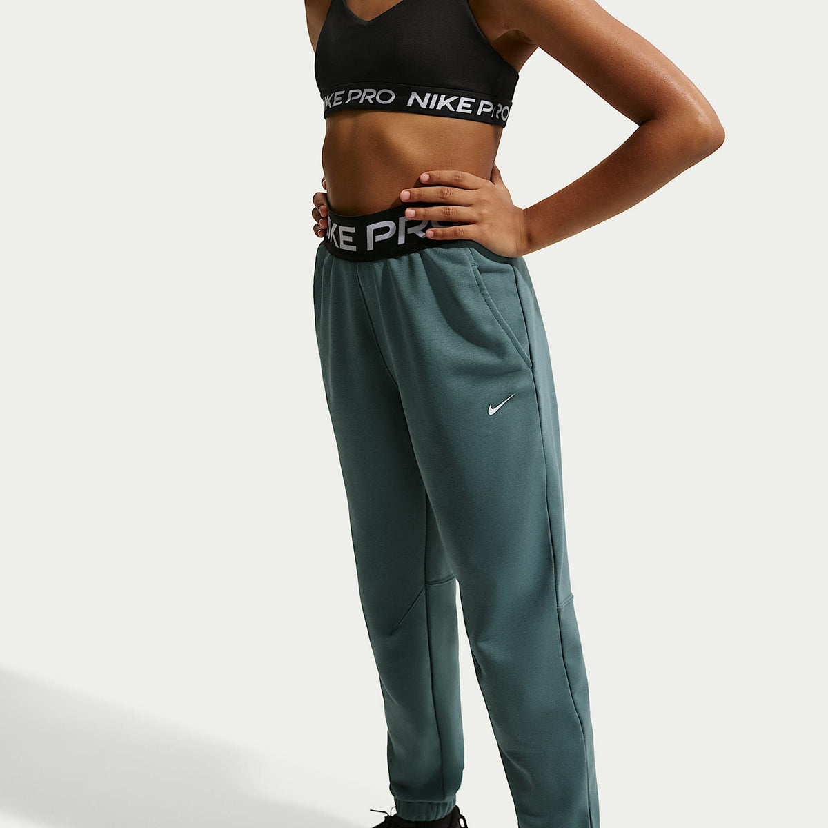 Joggers Dri-FIT para niña talla grande Nike Pro Fleece – Pizarra mineral/Pizarra mineral/Negro/Blanco – vista 2