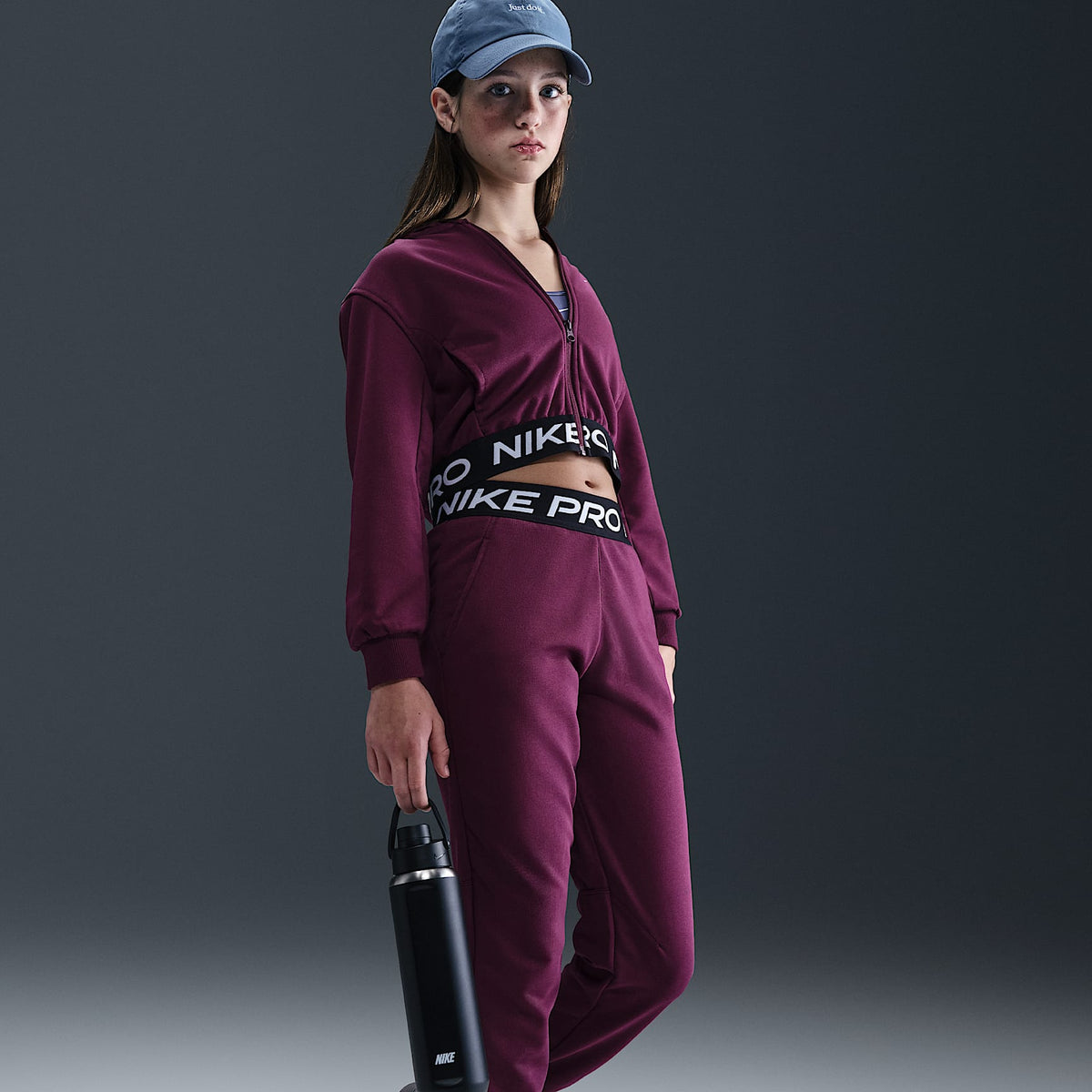 Joggers Dri-FIT para niña talla grande Nike Pro Fleece – Burdeos/Burdeos/Negro/Blanco – vista 5