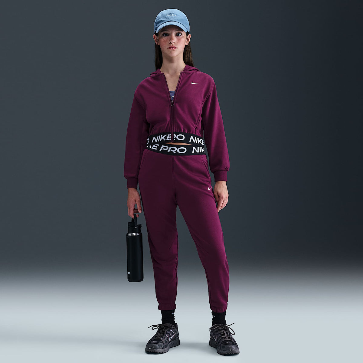Joggers Dri-FIT para niña talla grande Nike Pro Fleece – Burdeos/Burdeos/Negro/Blanco – vista 1