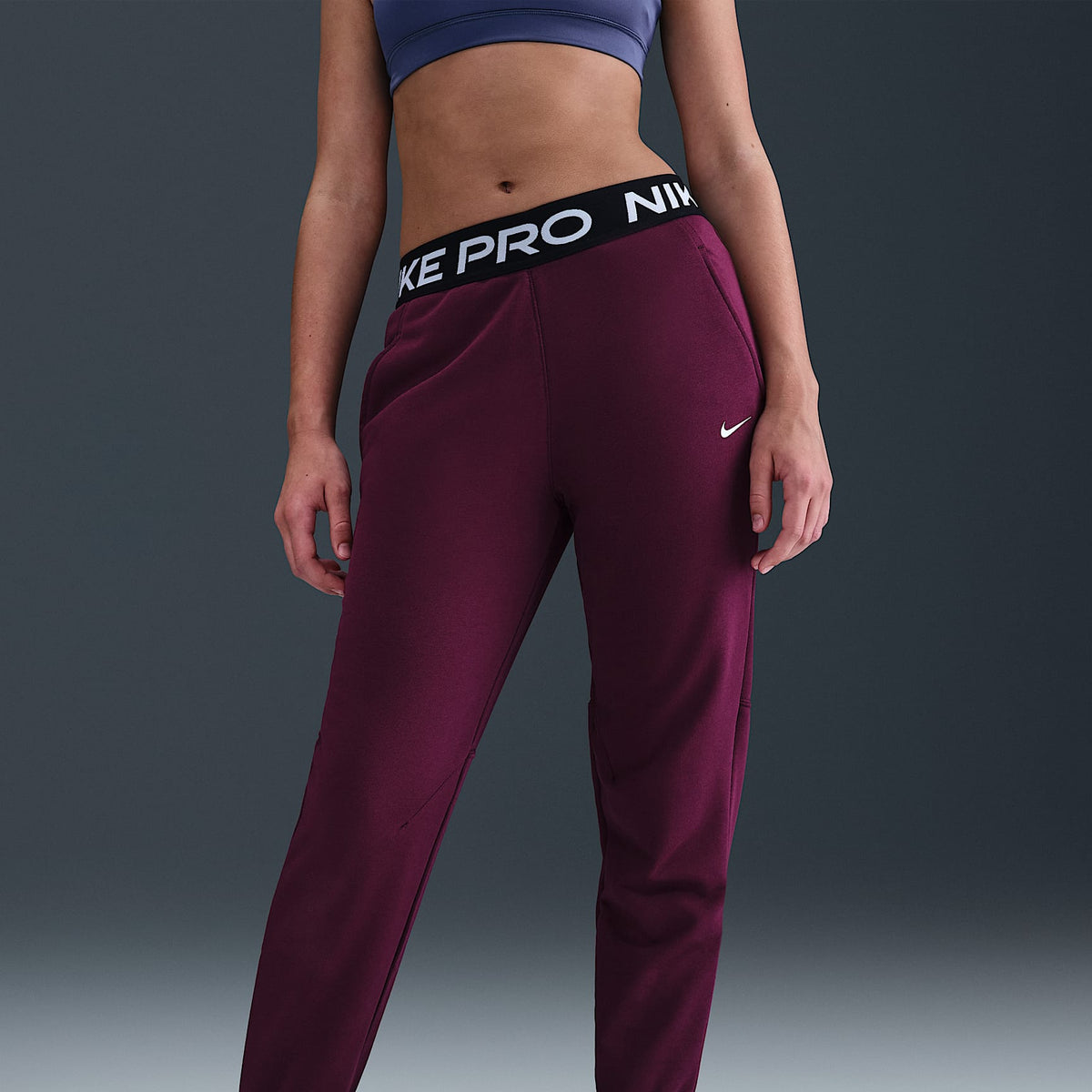 Joggers Dri-FIT para niña talla grande Nike Pro Fleece – Burdeos/Burdeos/Negro/Blanco – vista 2