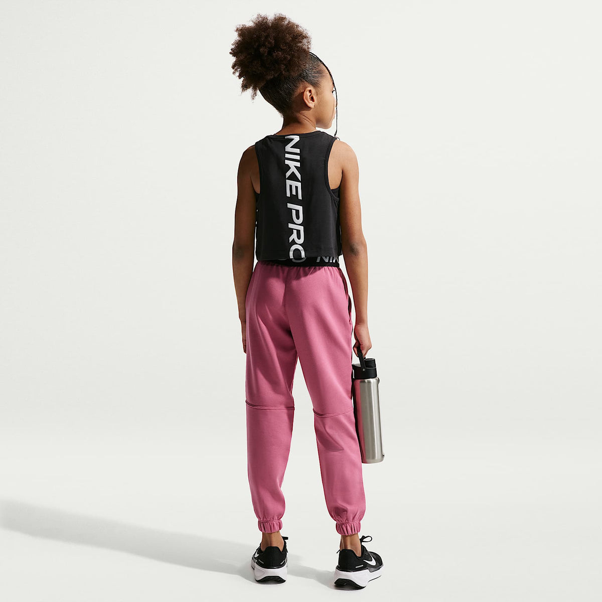 Joggers Dri-FIT para niña talla grande Nike Pro Fleece – Peonía/Peonía/Negro/Blanco – vista 5