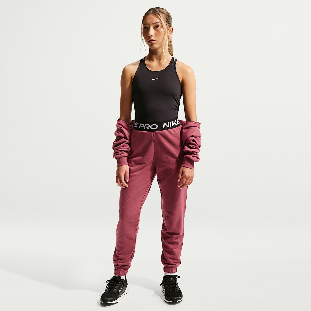 Joggers Dri-FIT para niña talla grande Nike Pro Fleece – Rosa humo/Rosa humo/Negro/Blanco – vista 1