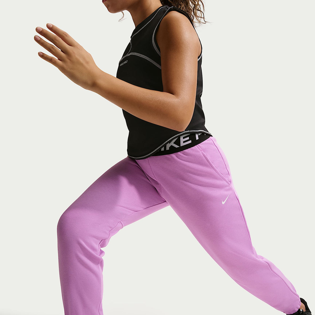 Joggers Dri-FIT para niña talla grande Nike Pro Fleece – Magenta claro/Magenta claro/Negro/Blanco – vista 4