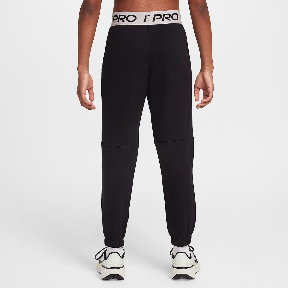 Joggers Dri-FIT para niña talla grande Nike Pro Fleece – Negro/Negro/Violeta platino/Blanco – vista 2
