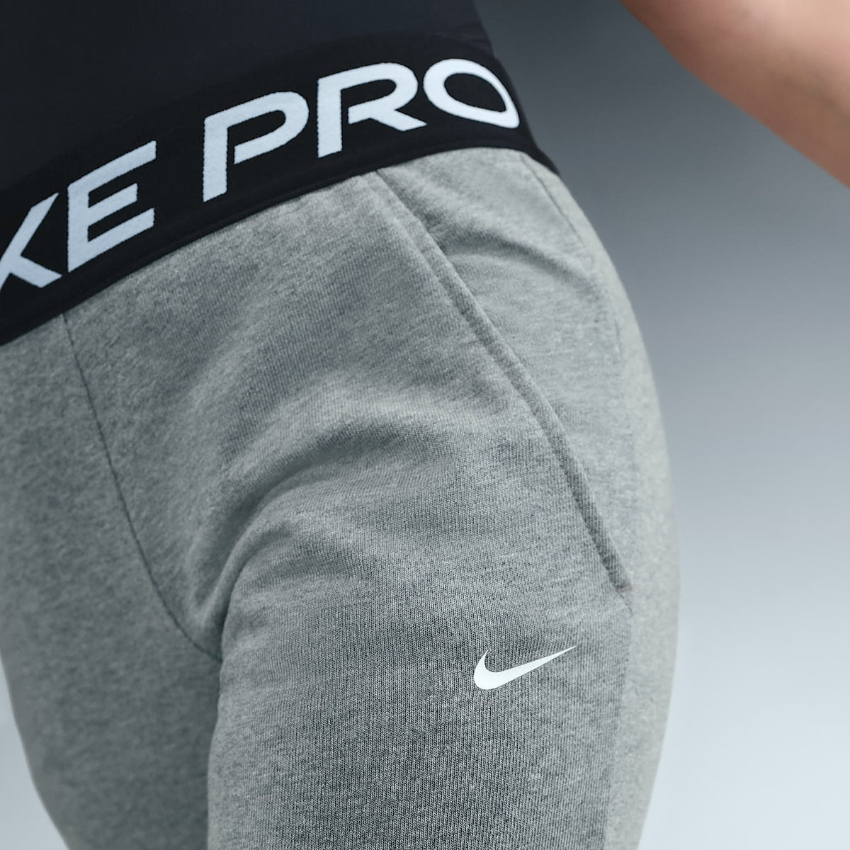 Joggers Dri-FIT para niña talla grande Nike Pro Fleece – Carbono jaspeado/Gris acero oscuro/Negro/Blanco – vista 2